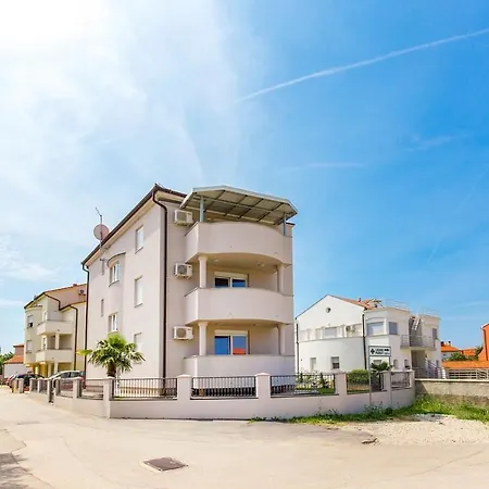 300 Meter Zum Sandstrand Mit Klima, Wlan, Parkplatz * Medulin